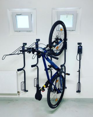 A JE TO TADY! Velká podzimní akce 20% sleva na náš oblíbený stojan KS-750 Akce je platná do 31.10. 2023 •Otočný nástěnný...