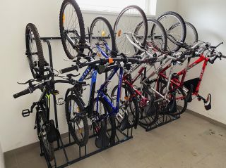 Takhle vypadá plně obsazený stojan KS-700, uspořádejte si kolárnu podle sebe a ušetříte tím spoustu místa. Stojan KS-700...